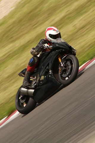 Illustration for article titled What Is Trail Braking, and How It'll Make You a Better Rider and Driver